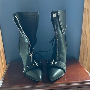 Chic Black Zippered Heeled Boots